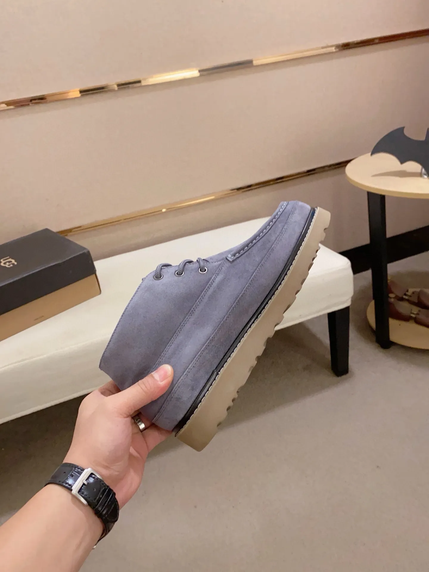 Men's shoes💰: 600💰(high-end goods) UGG❄️❄️Latest model 1:1⃣️quality, fabric: high-end quality first-layer cowhide imported from Europe. Lining: wool lining, sole: pure imported foam outsole. ❤️High-end goods, fine workmanship, trendy and fashionable. The fit is very classy. If you know the goods, you will not be able to refuse😍😍Number of codes: 38-44 (45 is custom-made and cannot be returned or exchanged)